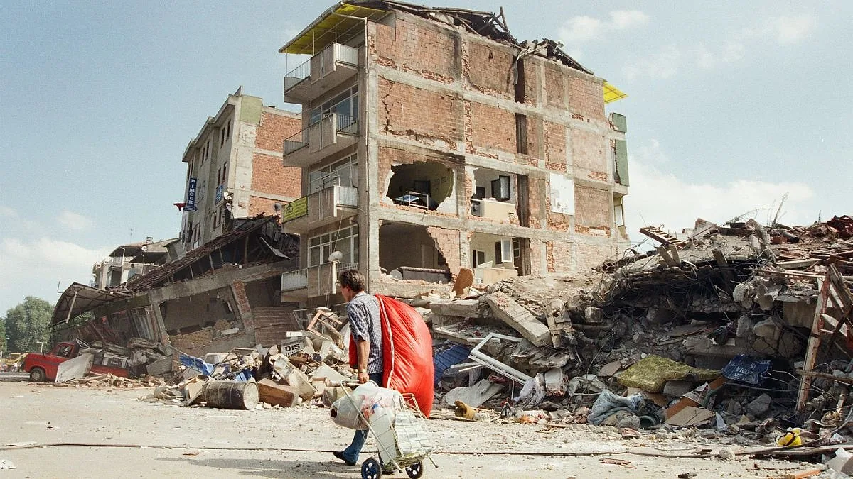 17 Ağustos Gölcük Depremi: 27 Yıl Sonra Bile Acısı Neden Tazeliğini Koruyor?