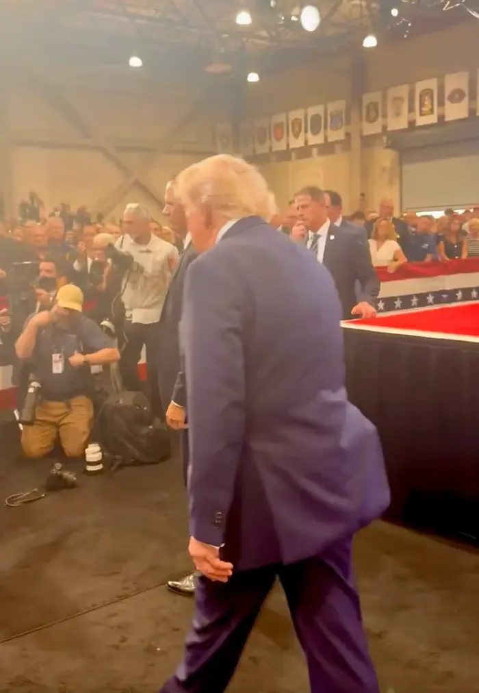 Donald Trump'ın Takım Elbisesindeki Sır İnterneti Salladı: Herkes O Detaya Takıldı!