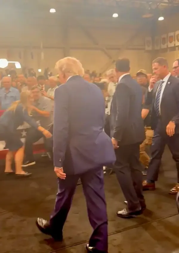 Donald Trump'ın Takım Elbisesindeki Sır İnterneti Salladı: Herkes O Detaya Takıldı!