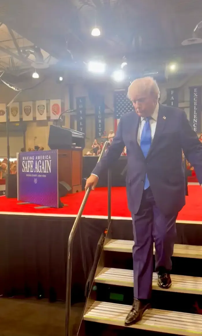 Donald Trump'ın Takım Elbisesindeki Sır İnterneti Salladı: Herkes O Detaya Takıldı!