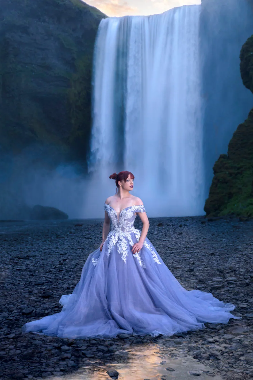İzlanda’da Skógafoss önünde model poz veriyor