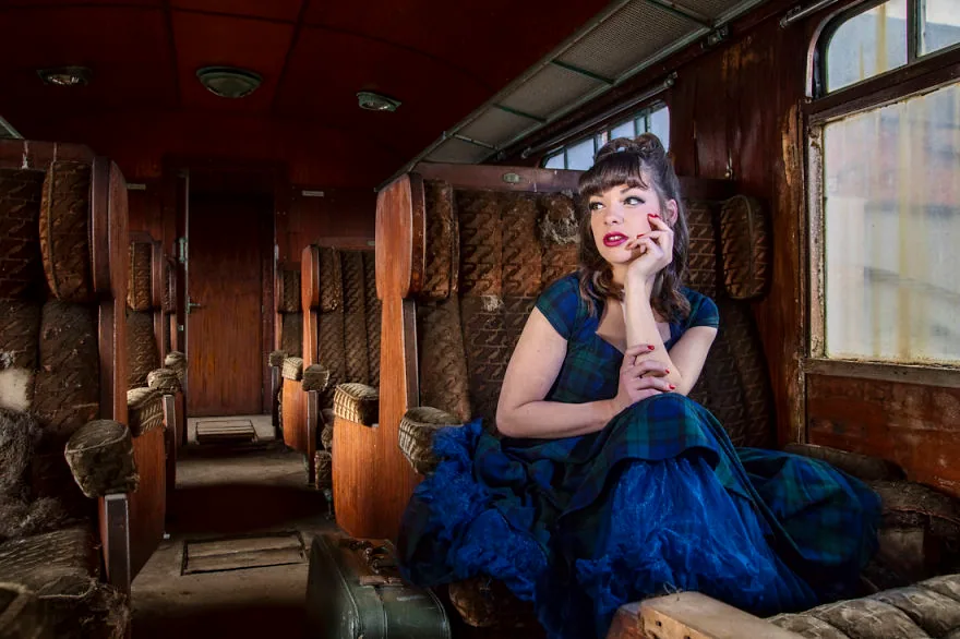 Terk edilmiş tren vagonunda retro elbiseyle poz veren model
