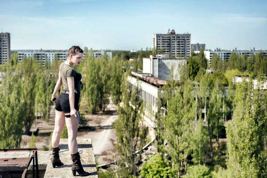 Ukrayna Pripyat terk edilmiş şehirde Lara Croft konseptli fotoğraf