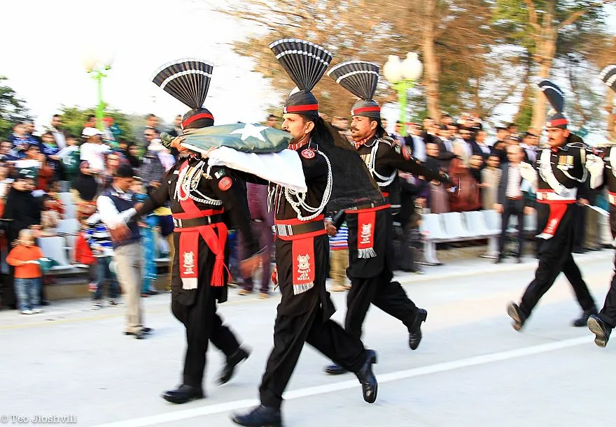 Wagah sınırında bayrak töreni